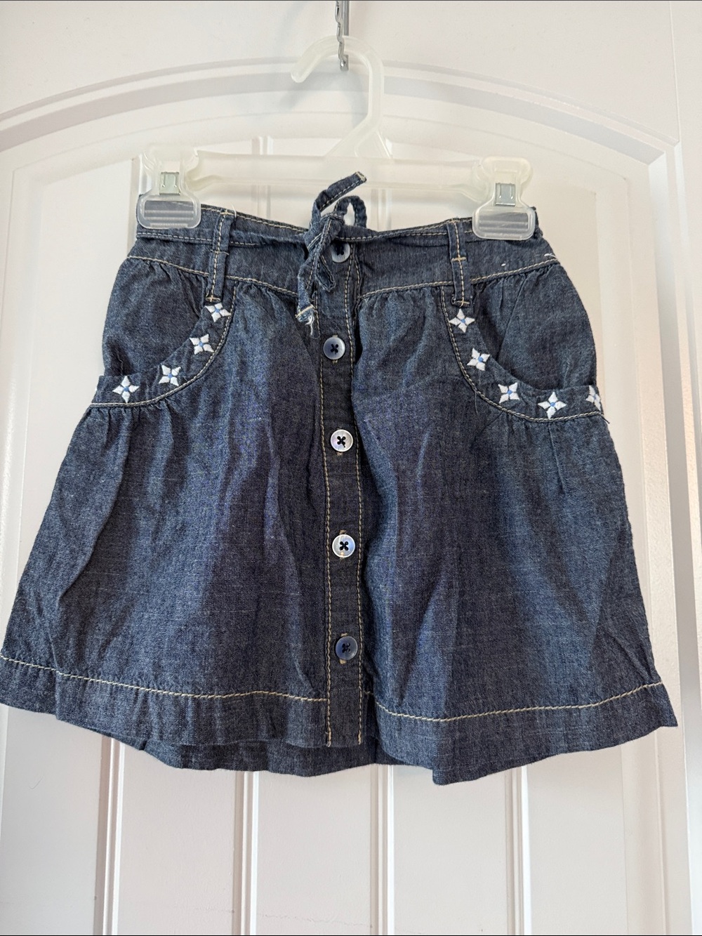 Gently worn Gymboree Dark Blue Denim Button-Front Skirt with Embroidered Pockets